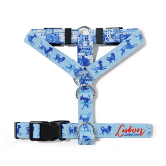 Szelki typu guard John Dog z kolekcji Lizbona we wzór w granatowe psy na błękitnym tle i czerwonym napisem Lisbon. Szelki leżą na płasko.