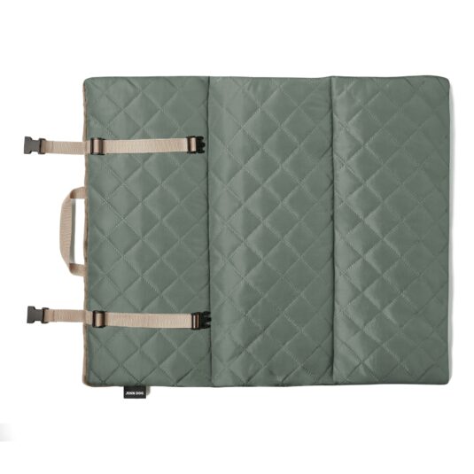 Rozłożona na płasko mata turystyczna John Dog, pikowanym, oliwkowym materiałem do góry, z beżowymi paskami z klamrami po lewej i beżowym uchwytem na środku lewego boku, widok od góry