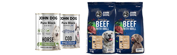 Karma mokra oraz sucha dla psa John Dog. Po lewej stoją dwie puszki mokrej karmy Pure Black SENSI John Dog, a po prawej dwa worki karmy suchej Berry Line John Dog. Worki są w kolorze granatowym, a puszki w kolorze srebrnym. Na wszystkich widnieją zdjęcia psów.