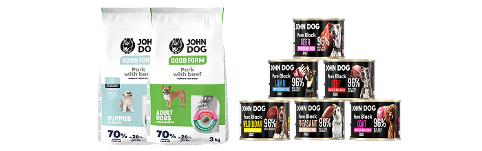 Karma mokra oraz sucha dla psa John Dog. Po prawej stoi sześć puszek mokrej karmy Pure Black 200 g ustawione w piramidę, a po lewej dwa worki karmy suchej Good Form John Dog. Worki są w kolorach biało-niebieskim oraz biało-zielonym, a puszki w kolorze srebrnym z czarną etykietą. Na wszystkich widnieją zdjęcia psów.