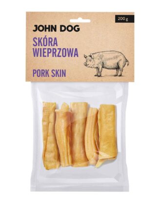 Transparentne opakowanie gryzaków naturalnych dla psa marki John Dog z beżową etykietą. Na etykiecie napis „Skóra wieprzowa/Pork skin 200 g” oraz ilustracja świni. W środku widoczne 5 sztuk suszonych rolek z wieprzowej skóry.