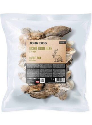 Transparentne opakowanie gryzaków naturalnych dla psa marki John Dog z beżowo-czarną etykietą. Na etykiecie napis „Ucho królicze z futrem/Rabbit ear with fur 500 g” ilustracja królika, opis gryzaków, kod qr i kod kreskowy . W środku widoczne suszone uszy królicze z futrem.