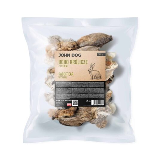 Transparentne opakowanie gryzaków naturalnych dla psa marki John Dog z beżowo-czarną etykietą. Na etykiecie napis „Ucho królicze z futrem/Rabbit ear with fur 500 g” ilustracja królika, opis gryzaków, kod qr i kod kreskowy . W środku widoczne suszone uszy królicze z futrem.