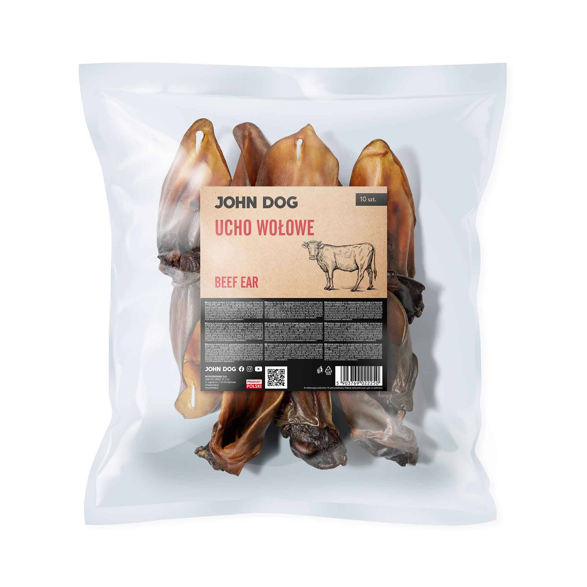 Transparentne opakowanie gryzaków naturalnych dla psa marki John Dog z beżowo-czarną etykietą. Na etykiecie napis „Ucho wołowe/Beef ear 10 szt.” ilustracja krowy, opis gryzaków, kod qr i kod kreskowy . W środku widoczne suszone uszy wołowe.