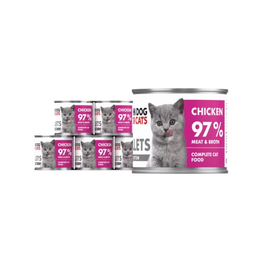 6 srebrnych puszek karmy dla kociąt John Dog for Cats Fillets 140 g z białymi etykietami. Na etykietach widoczny szary kociak oraz napis na fuksjowym tle „Chicken 97% Meat & Broth”.