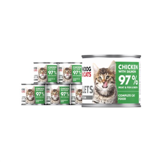 6 srebrnych puszek karmy dla kociąt John Dog for Cats Fillets 140 g białymi etykietami. Na etykietach widoczny bury kociak oraz napis na zielonym tle „Chicken with salmon 97% Meat & Fish & Broth”.