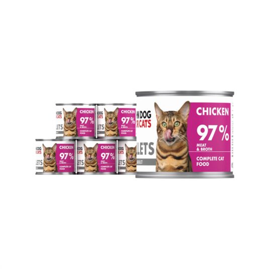 6 srebrnych puszek karmy dla kota John Dog for Cats Fillets 140 g z białymi etykietami. Na etykietach widoczny brązowy kot oraz napis na fuksjowym tle „Chicken 97% Meat & Broth”.