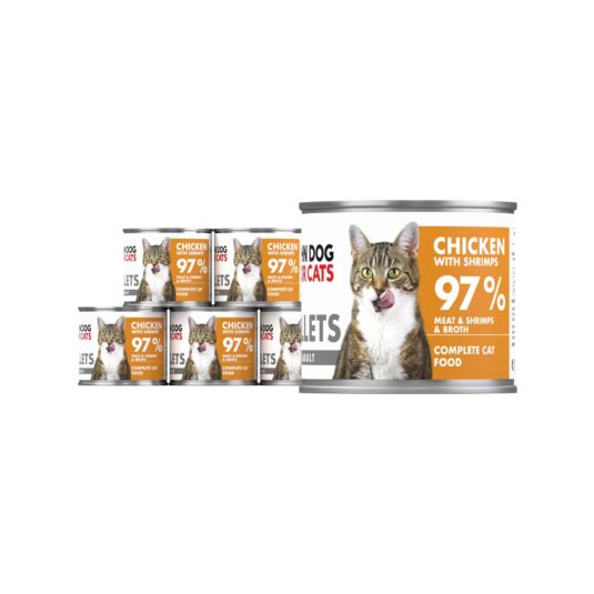 Srebrna puszka karmy dla kota John Dog for Cats Fillets 140 g z białą etykietą. Na etykiecie widoczny bury kot oraz napis na pomarańczowo-musztardowym tle „Chicken with shrimps 97% Meat & Shrimps & Broth”.