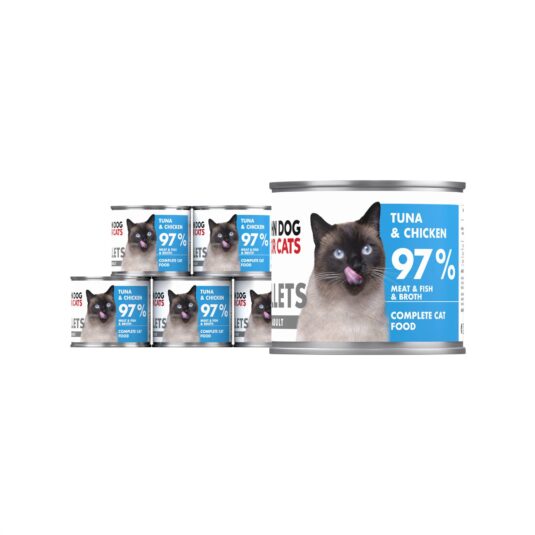 6 srebrnych puszek karmy dla kota John Dog for Cats Fillets 140 g z białymi etykietami. Na etykietach widoczny jasnoszary kot oraz napis na błękitnym tle „Tuna & chicken 97% Meat & Fish & Broth”.