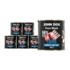 Karma mokra dla psa z jagnięciny John Dog Pure Black w sześciu czarnych puszkach 800g. Na etykietach jest surowe mięso z jagnięciny, zdjęcie psa oraz białe i niebieskie napisy.