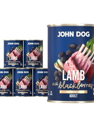 Mokra karma dla psa John Dog lamb with blackberries adult w 6 puszkach 400 g, z granatową etykietą, ilustracjami mięsa jagnięcego, jeżyn i zielonych liści.