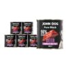 Karma mokra dla psa z jelenia John Dog Pure Black w sześciu czarnych puszkach 800g. Na etykietach jest surowe mięso z jelenia, zdjęcie psa oraz białe i fioletowe napisy.