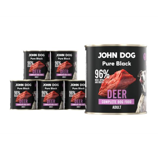Karma mokra dla psa z jelenia John Dog Pure Black w sześciu czarnych puszkach 800g. Na etykietach jest surowe mięso z jelenia, zdjęcie psa oraz białe i fioletowe napisy.