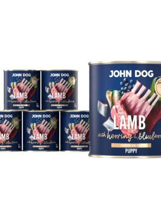 Mokra karma dla szczeniąt John Dog lamb with herring & blueberries puppy w 6 puszkach 800 g, z granatową etykietą, ilustracjami mięsa jagnięcego, śledzia, borówek i zielonych liści.