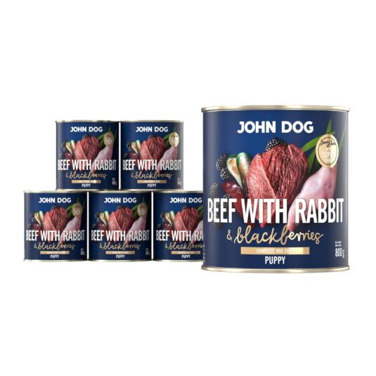 Mokra karma dla szczeniąt John Dog beef with rabbit & blackberries puppy w 6 puszkach 800 g, z granatową etykietą, ilustracjami mięsa wołowego, króliczego, jeżyn i zielonych liści.