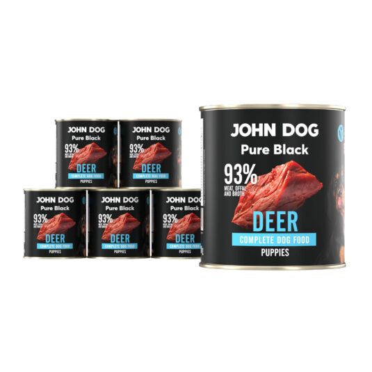 Karma mokra dla szczeniąt z jelenia John Dog Pure Black w sześciu czarnych puszkach 800g. Na etykietach jest surowe mięso z jelenia, zdjęcie psa oraz białe i błękitne napisy.