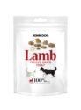 Opakowanie karmy freeze dried dla psów i kotów John Dog Lamb Meat, biała saszetka z grafiką psa i kota oraz kawałkami suszonego mięsa.