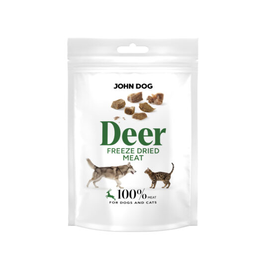 Opakowanie karmy freeze dried dla psów i kotów John Dog Deer Meat, biała saszetka z grafiką psa i kota oraz kawałkami suszonego mięsa.