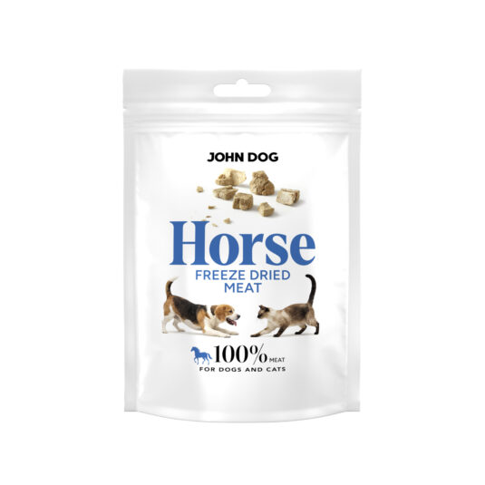 Opakowanie karmy freeze dried dla psów i kotów John Dog Horse Meat, biała saszetka z grafiką psa i kota oraz kawałkami suszonego mięsa.