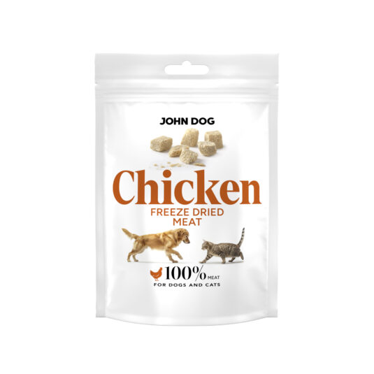 Opakowanie karmy freeze dried dla psów i kotów John Dog Chicken Meat, biała saszetka z grafiką psa i kota oraz kawałkami suszonego mięsa.