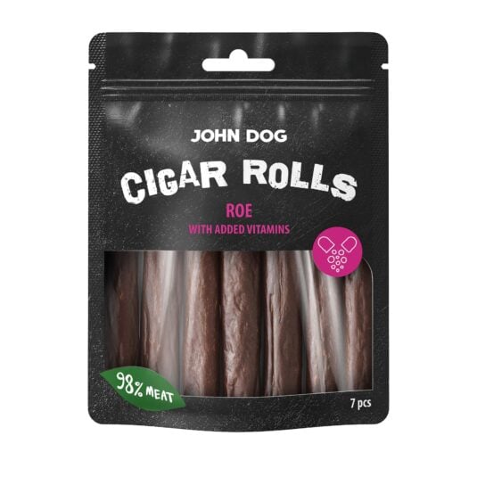 Przysmaki dla psa, siedem paluchów z sarny z dodatkiem witamin John Dog w czarnym opakowaniu z transparentną folią na środku przez którą widać produkt. Paluchy są w kolorze brązowym, na etykiecie jest umieszczony zielony listek z białym napisem oraz różowe kółko z ilustracją witamin, widok z przodu.