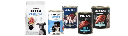 Selekcja karm mokrych i suchych dla szczeniąt od John Doga. Od lewej worek karmy suchej FRESH w kolorze białym, następnie puszka 400g karmy mokrej Good Form w kolorze niebieskim, puszka 400g mokrej karmy Berry Line w kolorze granatowym oraz puszki 400g i 800g mokrej karmy Pure Black w kolorze czarnym. Na puszkach znajdują się wizerunki szczeniąt i kawałków mięsa.
