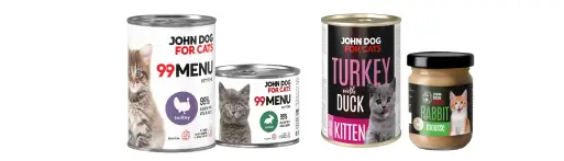 Selekcja mokrych karm dla kociąt od John Dog for Cats. Od prawej słoiczek musu z zieloną etykietą, następnie puszka musu 400g z różowo-czarną etykietą oraz puszki mokrej karmy 99MENU o gramaturze 200g i 400g w kolorze białym. Na etykietach znajdują się wizerunki kociąt.