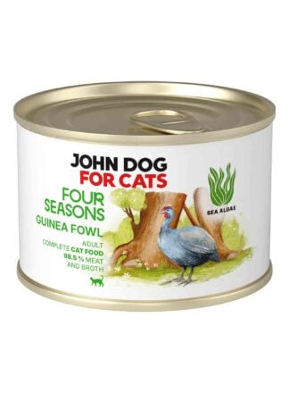 Puszka mokrej karmy dla kotów John Dog For Cats Four Seasons Guinea fowl Adult 185 g. Na białej etykiecie znajduje się ilustracja perliczki stojącej przed pniami drzew oraz symbol alg morskich i zielone napisy.