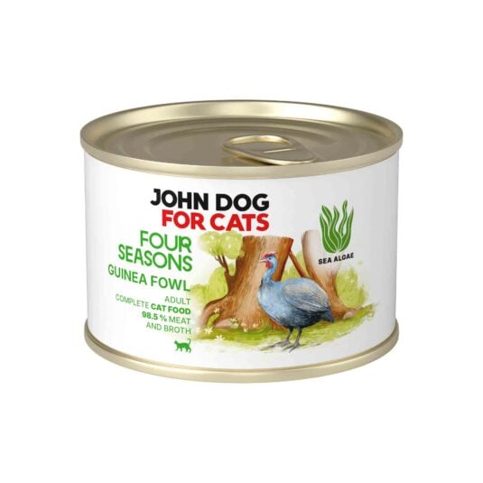 Puszka mokrej karmy dla kotów John Dog For Cats Four Seasons Guinea fowl Adult 185 g. Na białej etykiecie znajduje się ilustracja perliczki stojącej przed pniami drzew oraz symbol alg morskich i zielone napisy.