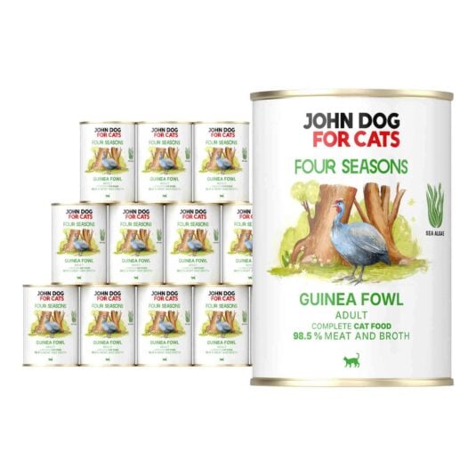 12 puszek mokrej karmy dla kotów John Dog For Cats Four Seasons Guinea fowl Adult 400 g. Na białych etykietach znajduje się ilustracja perliczki stojącej przed pniami drzew oraz symbol alg morskich i zielone napisy.