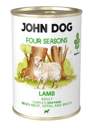 Puszka mokrej karmy dla psów John Dog Four Seasons Lamb Adult 400 g. Na białej etykiecie znajduje się ilustracja owcy stojącej przed pniami drzew oraz symbol moringi i zielone napisy.