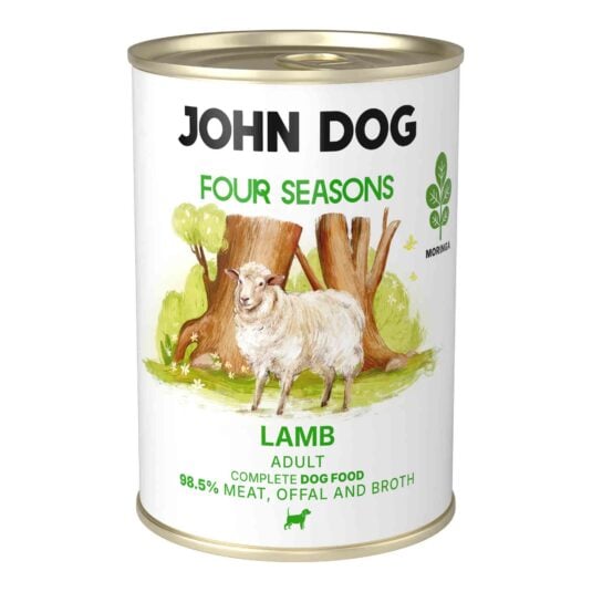 Puszka mokrej karmy dla psów John Dog Four Seasons Lamb Adult 400 g. Na białej etykiecie znajduje się ilustracja owcy stojącej przed pniami drzew oraz symbol moringi i zielone napisy.