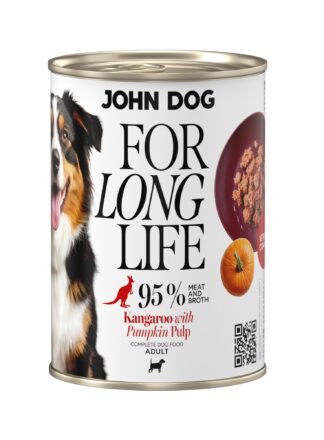 Puszka mokrej karmy dla psa John Dog For Long Life kangaroo with pumpkin pulp 400 g. Na białej etykiecie po lewej stronie znajduje się zdjęcie psa rasy berneńczyk, po środku napisy z informacjami o karmie, po prawej stronie bordowy talerz z karmą, ilustracja dyni i kod qr.