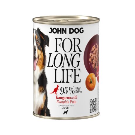Puszka mokrej karmy dla psa John Dog For Long Life kangaroo with pumpkin pulp 400 g. Na białej etykiecie po lewej stronie znajduje się zdjęcie psa rasy berneńczyk, po środku napisy z informacjami o karmie, po prawej stronie bordowy talerz z karmą, ilustracja dyni i kod qr.