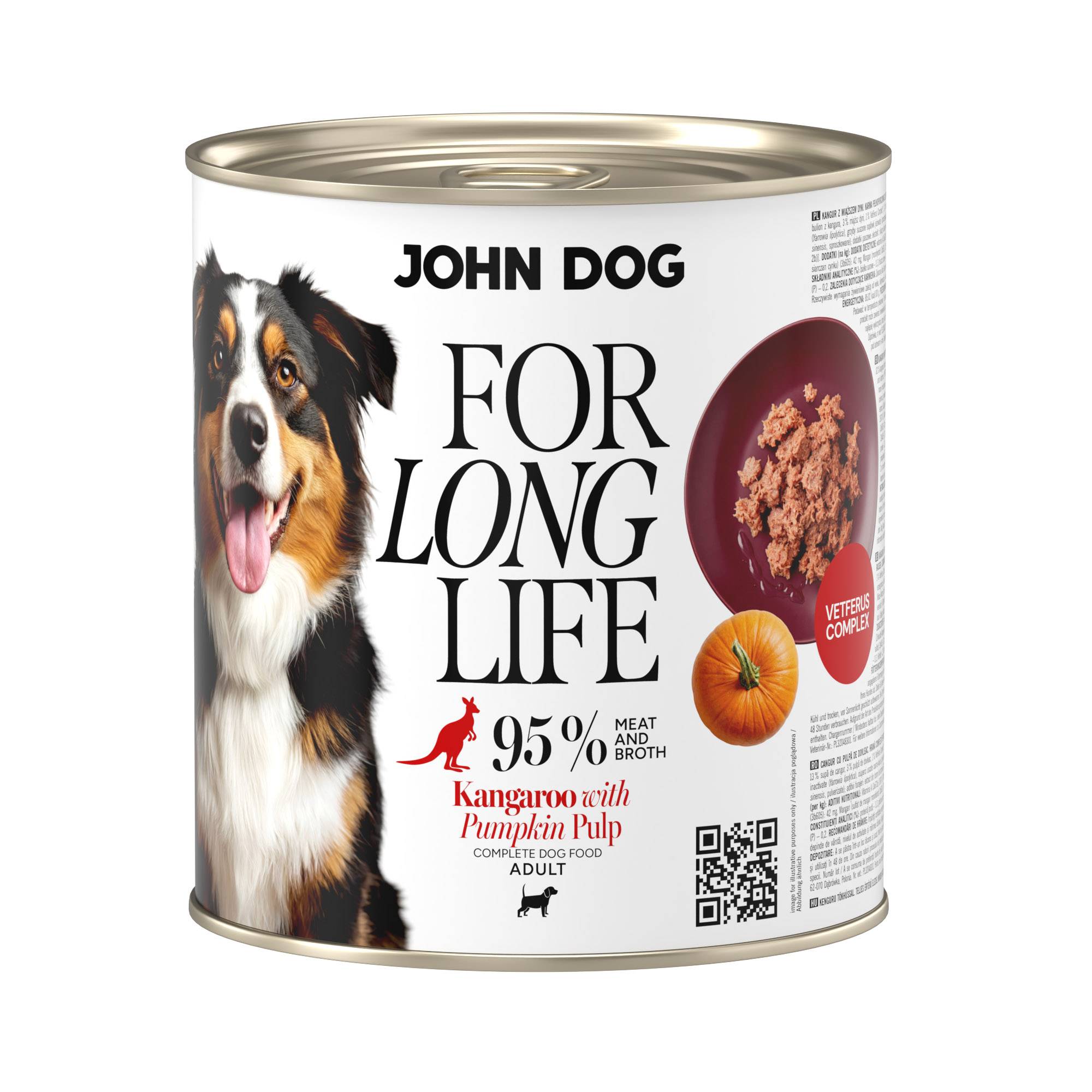 Puszka mokrej karmy dla psa John Dog For Long Life kangaroo with pumpkin pulp 800 g. Na białej etykiecie po lewej stronie znajduje się zdjęcie psa rasy berneńczyk, po środku napisy z informacjami o karmie, po prawej stronie bordowy talerz z karmą, ilustracja dyni i kod qr.