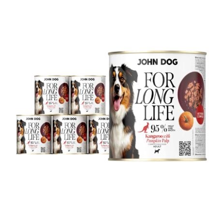 6 puszek mokrej karmy dla psa John Dog For Long Life kangaroo with pumpkin pulp 800 g. Na białej etykiecie po lewej stronie znajduje się zdjęcie psa rasy berneńczyk, po środku napisy z informacjami o karmie, po prawej stronie bordowy talerz z karmą, ilustracja dyni i kod qr.