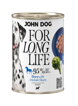 Puszka mokrej karmy dla psa John Dog For Long Life horse with artichoke hearts 400 g. Na białej etykiecie po lewej stronie znajduje się zdjęcie psa rasy dalmatyńczyk, po środku napisy z informacjami o karmie, po prawej stronie granatowy talerz z karmą, ilustracja karczocha i kod qr.
