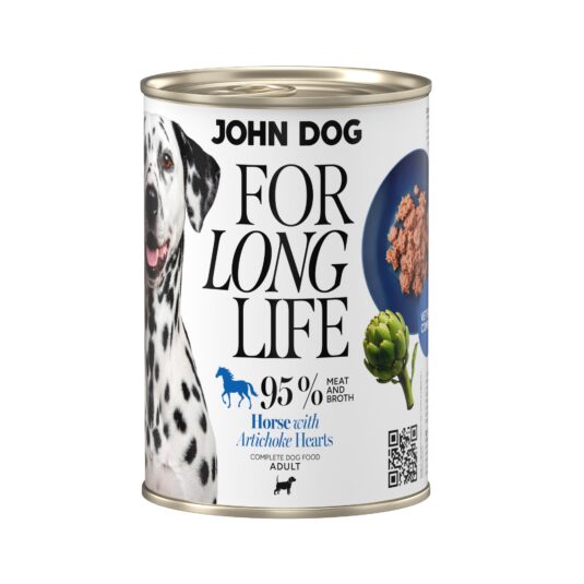 Puszka mokrej karmy dla psa John Dog For Long Life horse with artichoke hearts 400 g. Na białej etykiecie po lewej stronie znajduje się zdjęcie psa rasy dalmatyńczyk, po środku napisy z informacjami o karmie, po prawej stronie granatowy talerz z karmą, ilustracja karczocha i kod qr.
