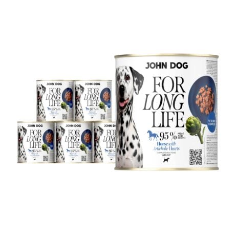 6 puszek mokrej karmy dla psa John Dog For Long Life horse with artichoke hearts 800 g. Na białej etykiecie po lewej stronie znajduje się zdjęcie psa rasy dalmatyńczyk, po środku napisy z informacjami o karmie, po prawej stronie granatowy talerz z karmą, ilustracja karczocha i kod qr.