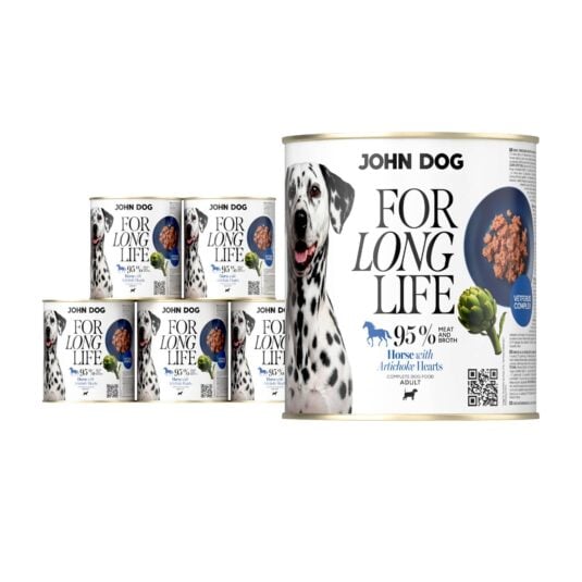 6 puszek mokrej karmy dla psa John Dog For Long Life horse with artichoke hearts 800 g. Na białej etykiecie po lewej stronie znajduje się zdjęcie psa rasy dalmatyńczyk, po środku napisy z informacjami o karmie, po prawej stronie granatowy talerz z karmą, ilustracja karczocha i kod qr.