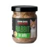 Słoik mokrej karmy z czarnym wieczkiem dla kociąt John Dog for Cats o smaku królika, w galaretce. Na ciemnej etykiecie widoczny jest rudo biały kot i zielone napisy.
