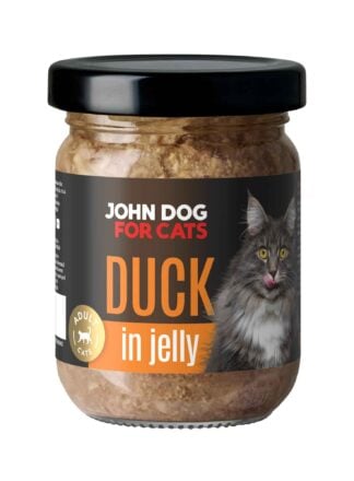 Słoik mokrej karmy z czarnym wieczkiem dla kotów John Dog for Cats o smaku kaczki, w galaretce. Na ciemnej etykiecie widoczny jest szary puszysty kot i pomarańczowe napisy.