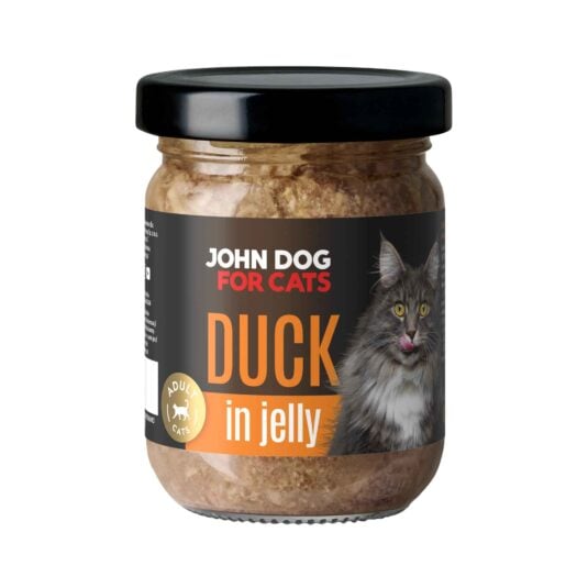 Słoik mokrej karmy z czarnym wieczkiem dla kotów John Dog for Cats o smaku kaczki, w galaretce. Na ciemnej etykiecie widoczny jest szary puszysty kot i pomarańczowe napisy.