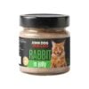 Słoik mokrej karmy z czarnym wieczkiem dla kotów John Dog for Cats o smaku królika, w galaretce 170 g. Na ciemnej etykiecie widoczny jest rudy puszysty kot i zielone napisy.