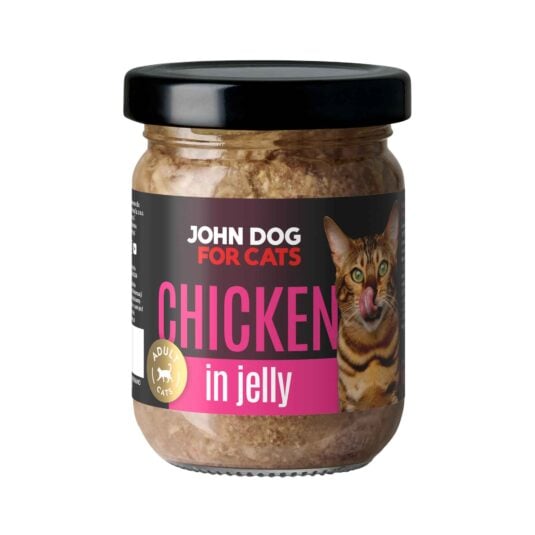 Słoik mokrej karmy z czarnym wieczkiem dla kotów John Dog for Cats o smaku kurczaka, w galaretce. Na ciemnej etykiecie widoczny jest brązowy pasiasty kot i różowe napisy.