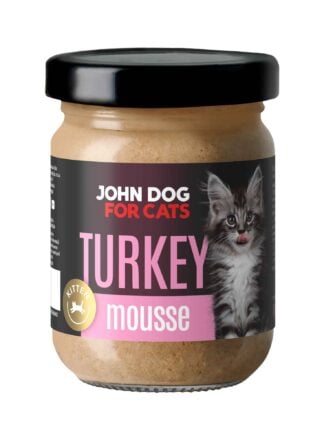 Słoik mokrej karmy z czarnym wieczkiem dla kociąt John Dog for Cats o smaku indyka, w musie. Na ciemnej etykiecie widoczny jest szary pasiasty kociak i różowe napisy.
