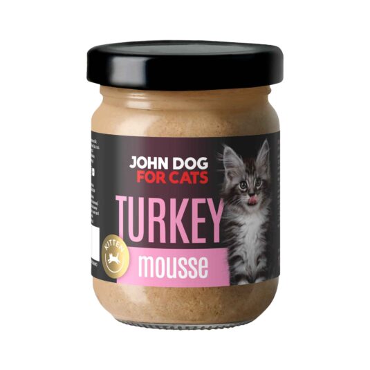 Słoik mokrej karmy z czarnym wieczkiem dla kociąt John Dog for Cats o smaku indyka, w musie. Na ciemnej etykiecie widoczny jest szary pasiasty kociak i różowe napisy.