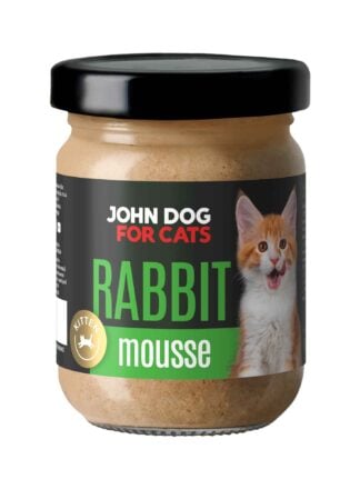 Słoik mokrej karmy z czarnym wieczkiem dla kociąt John Dog for Cats o smaku królika, w musie. Na ciemnej etykiecie widoczny jest biało rudy kociak i zielone napisy.