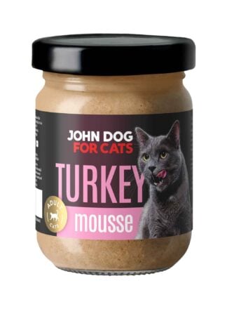 Słoik mokrej karmy z czarnym wieczkiem dla kotów John Dog for Cats o smaku indyka, w musie. Na ciemnej etykiecie widoczny jest szary kot i różowe napisy.