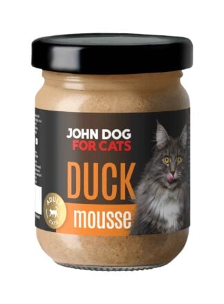 Słoik mokrej karmy z czarnym wieczkiem dla kotów John Dog for Cats o smaku kaczki, w musie. Na ciemnej etykiecie widoczny jest szary puszysty kot i pomarańczowe napisy.